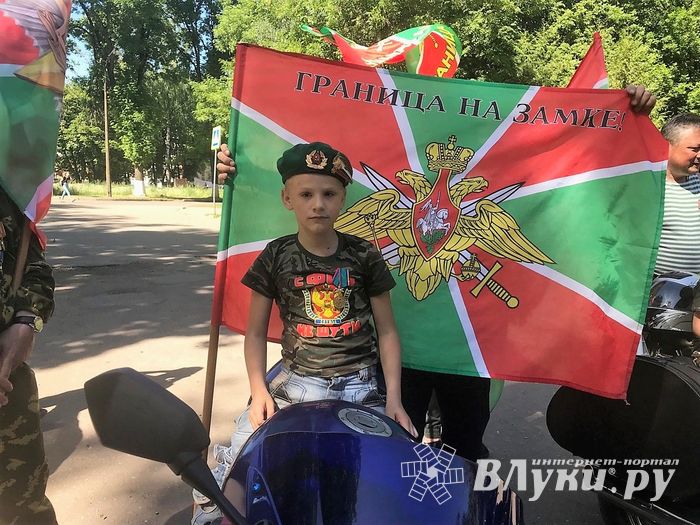 «Злёные береты» в Великих Луках отмечают 100-летие Пограничной службы (ФОТО)
