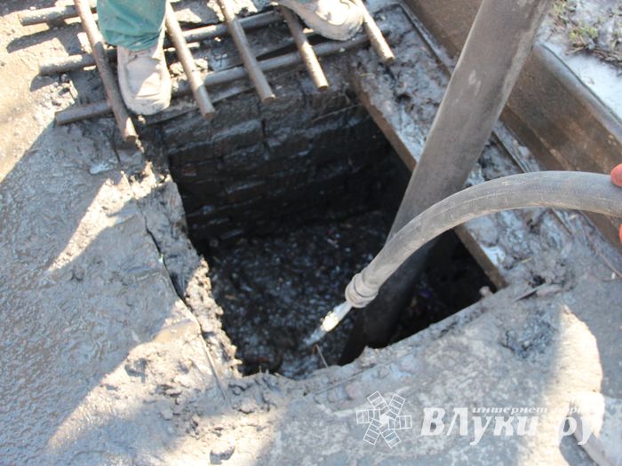 В Великих Луках прочищают «ливнёвку» (ФОТО)