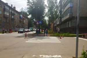 На перекрестке ул. К. Либнехта — просп. Октябрьский обновляют дорожную разметку (ФОТО)