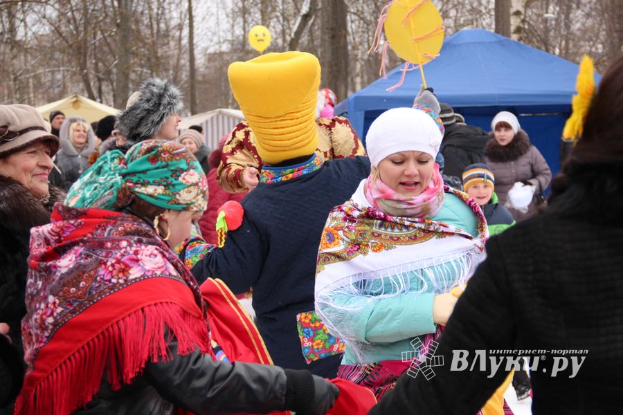 Широко отметили Масленицу в Великих Луках (ФОТО)