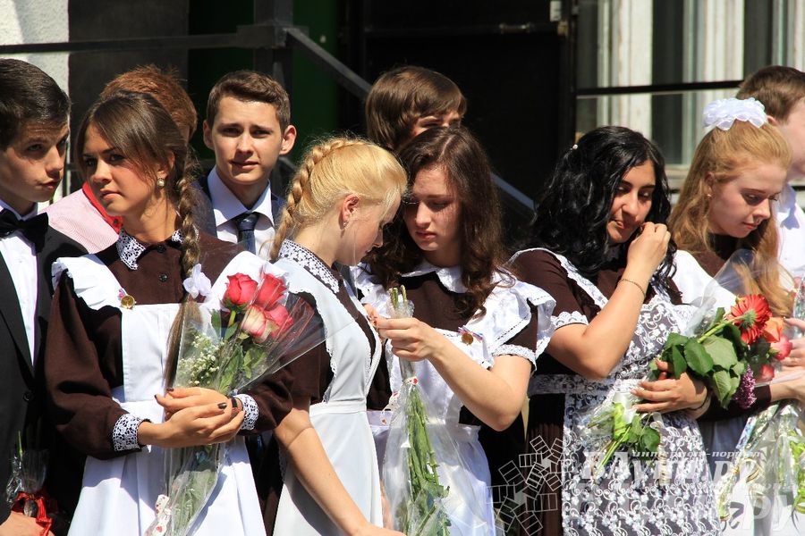 В Великих Луках прозвенели «Последние звонки»