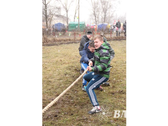 В Великих Луках сожгли Масленицу (фото)