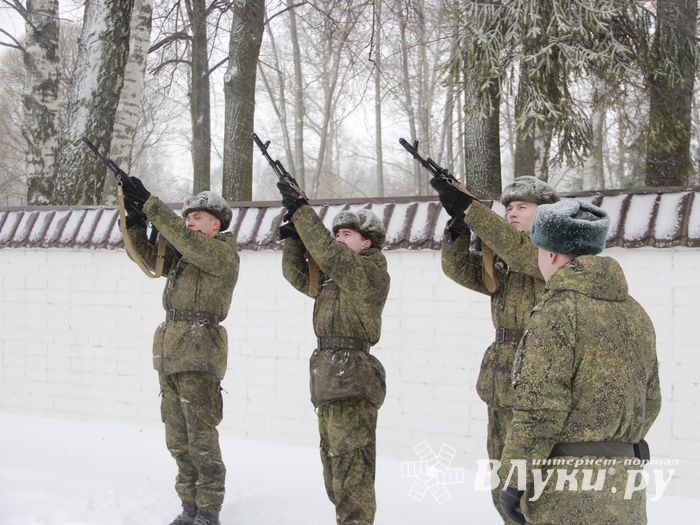 Великолучане возложили цветы на братском мемориальном захоронении (ФОТО)