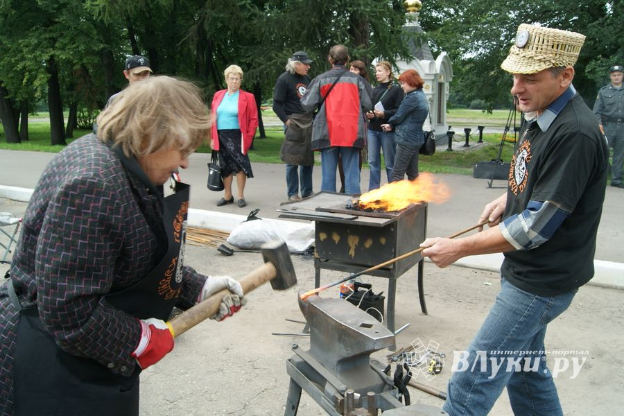Псковский кузнечный двор на празднике Дня флага РФ в Великих Луках