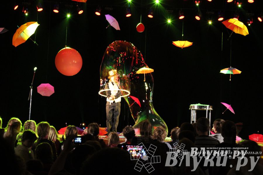 Шоу магических зонтиков и мыльных пузырей увидели юные великолучане