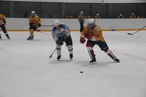 Две великолукские команды хоккеистов одержали победы в домашних матчах (ФОТО)