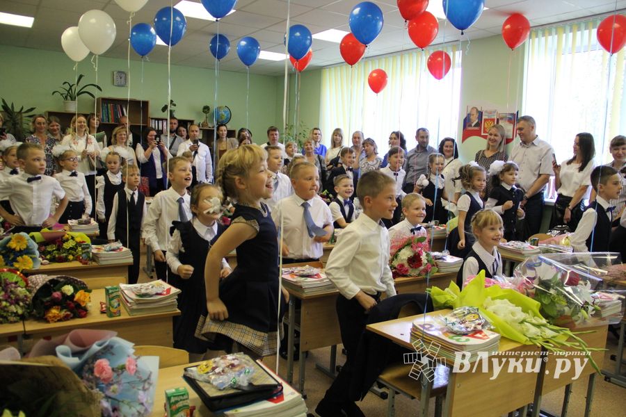 В Великих Луках торжественно встретили День знаний (ФОТО)