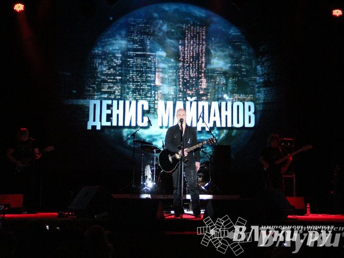 В Великих Луках состоялся концерт Дениса Майданова