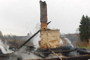 Двое погибли на пожаре в Псковской области (фото)