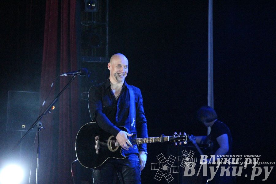 В Великих Луках состоялся концерт Дениса Майданова