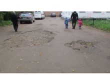 Великолучан ужасает качество дорожного покрытия на территории детской поликлиники №1 (фото)
