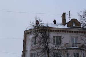 В Великих Луках  уборка снега на высоте...