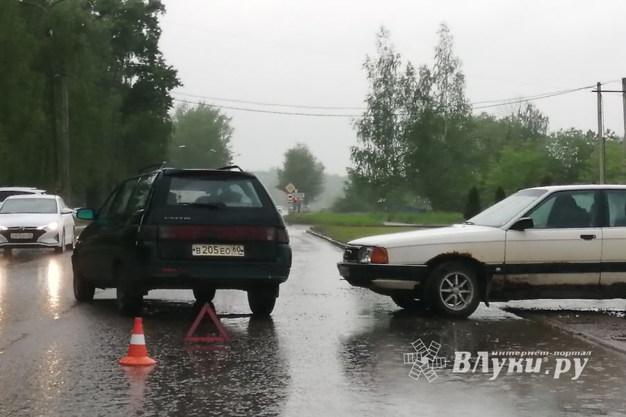 Из-за ДТП на Дружбе затруднено движение (ФОТО)