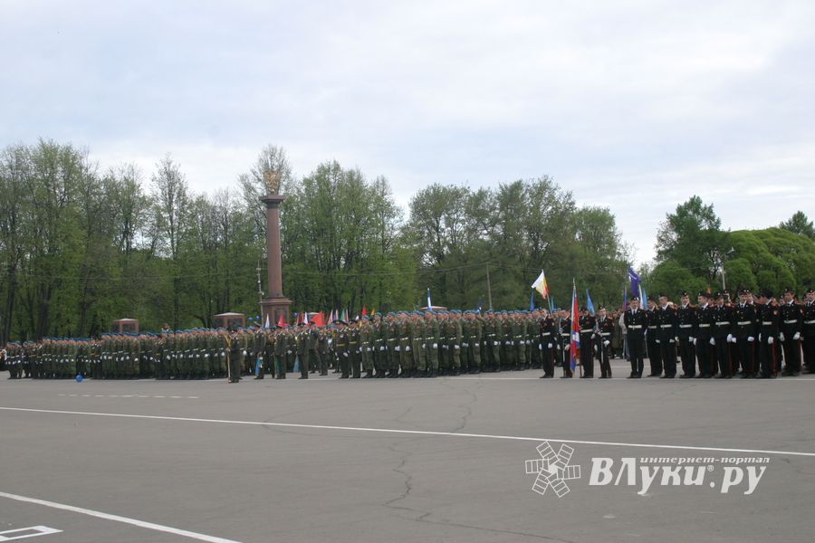 В Великих Луках прошел Военный парад