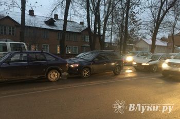 В Великих Луках произошло тройное ДТП (фото)