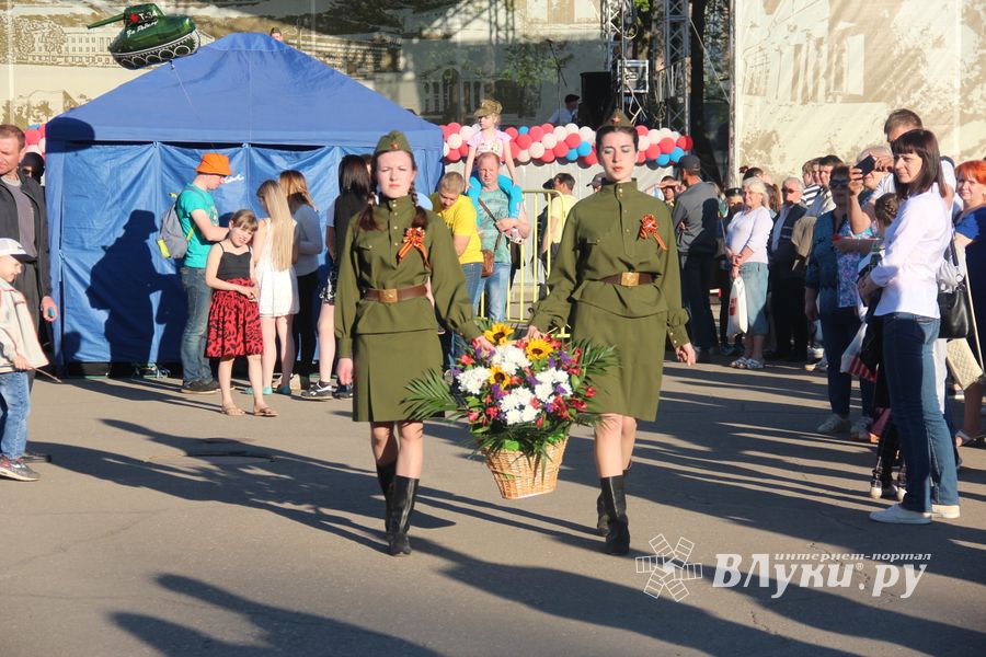 Праздничный салют в честь Дня Победы был дан в Великих Луках (ФОТО)