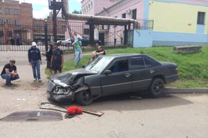 ДТП в Великих Луках: мерседес vs жигули (ФОТО)