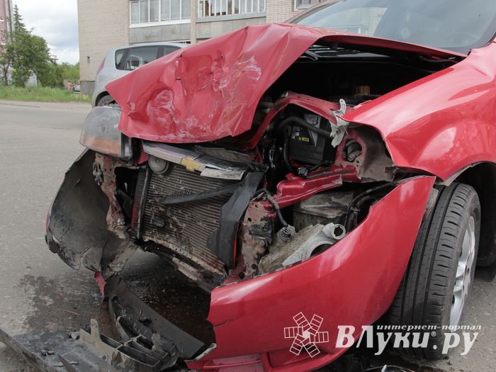 Фотофакт: ДТП на Холмской Великих Луках