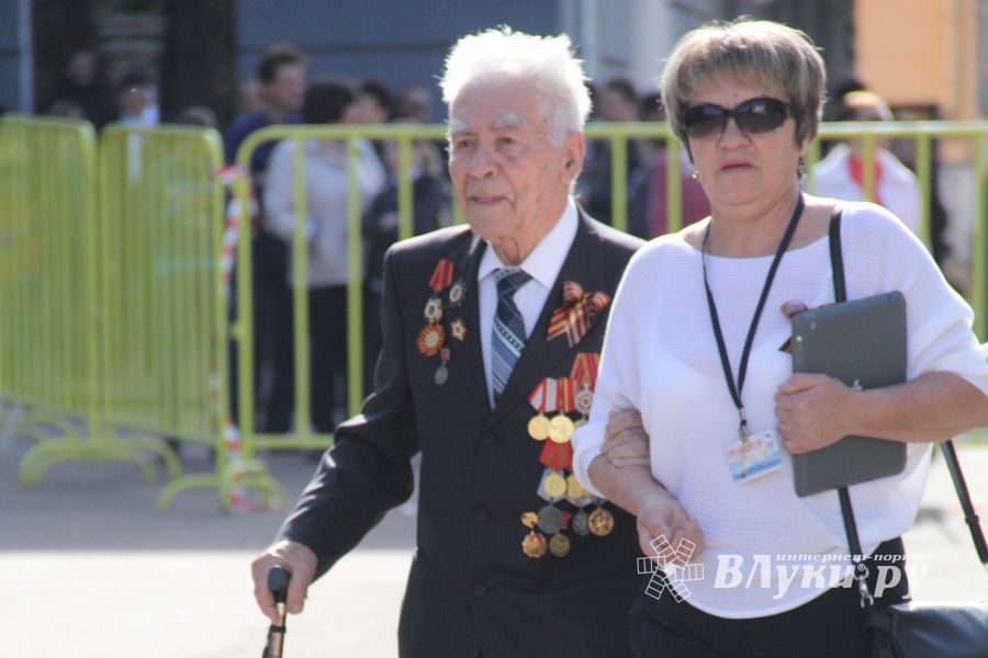 Парад Победы в Великих Луках (фото)