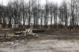 В Великих Луках приводят в порядок территорию Хирургического корпуса больницы (ФОТО)