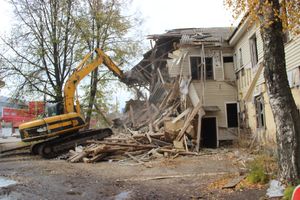 Возле Смоленского рынка сносят дом (ФОТО)
