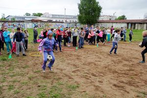 Ребята из пришкольных лагерей соревновались в «Весёлых стартах» (ФОТО)