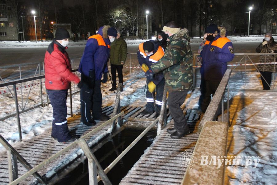 В Великих Луках проходят крещенские купания (ФОТО)