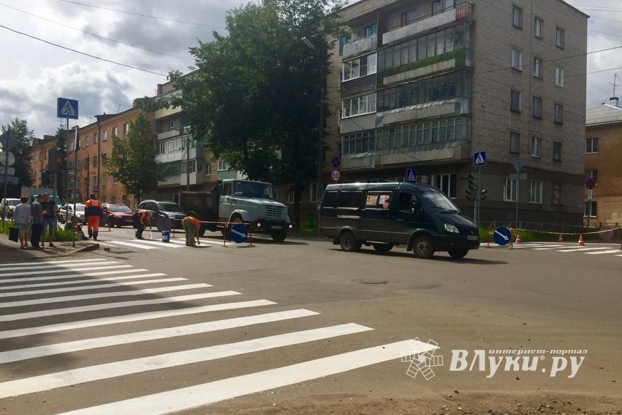 На перекрестке ул. К. Либнехта — просп. Октябрьский обновляют дорожную разметку (ФОТО)