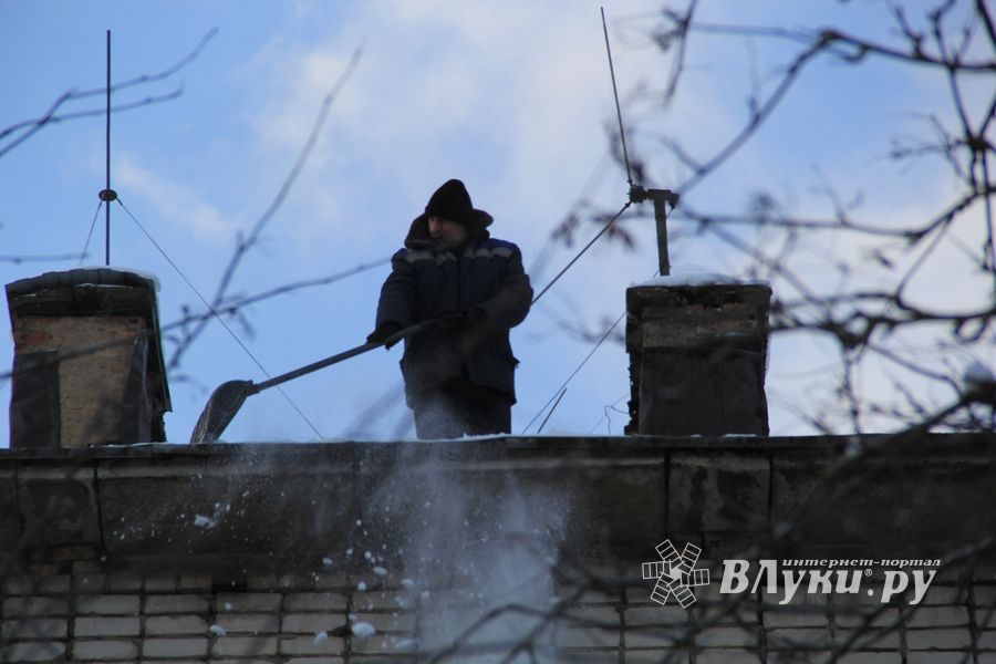 Смелые люди на крышах Великих Лук