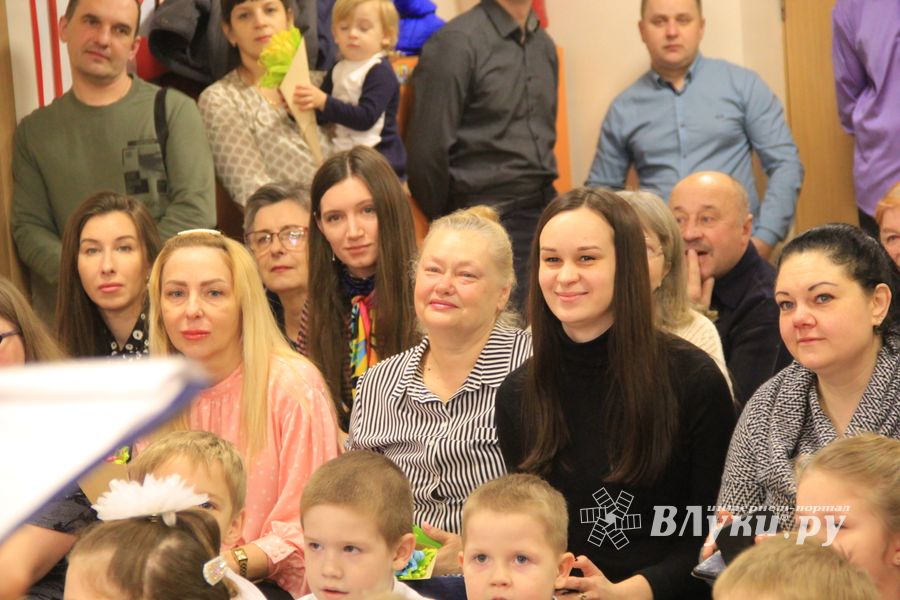 Великолукские школьники поздравили мам и учительниц (ФОТО)