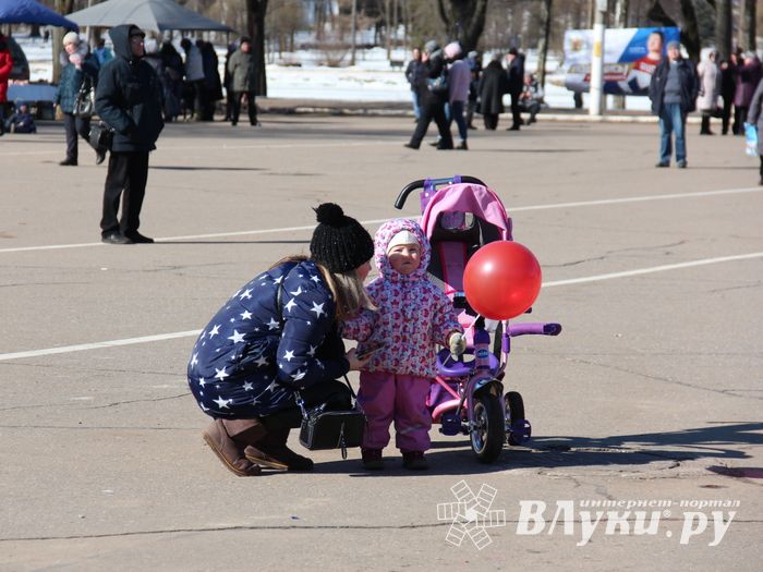 В Великих Луках празднуют День воссоединения Крыма с Россией (ФОТО)