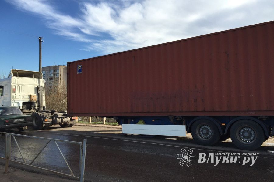 Фотофакт: на «самарском» переезде у фуры оторвался прицеп