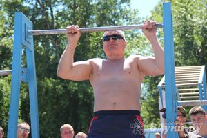 В Великих Луках состояли соревнования по подтягиванию на турнике (фото)