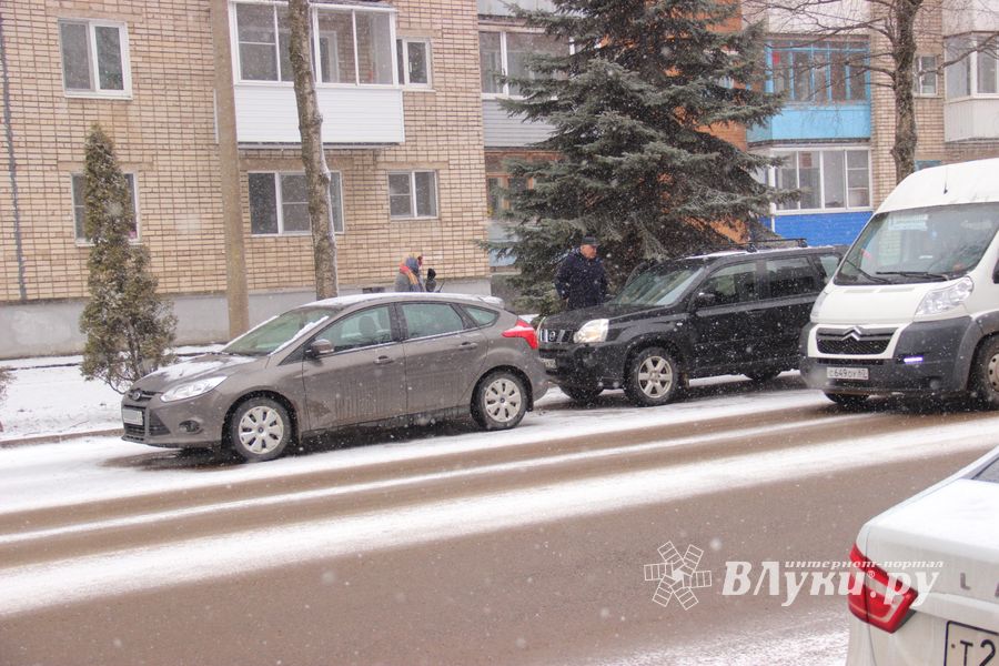 Сразу два ДТП произошло на пр-те Гагарина в Великих Луках (ФОТО)