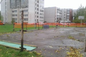 В Великих Луках начались работы по демонтажу старой спортивной площадки на ул. Рабочей (ФОТО)