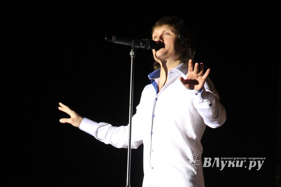 В Великих Луках состоялся концерт Артура (фото)