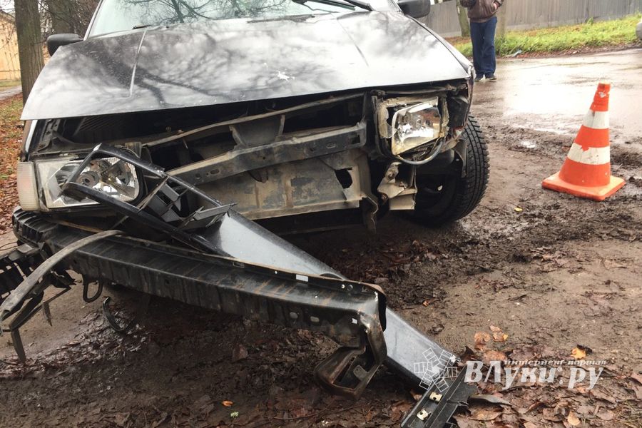 В Великих Луках, на ул. Заслонова, произошло ДТП с тремя автомобилями (ФОТО)