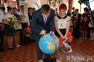 В Великих Луках прозвенели «Последние звонки»