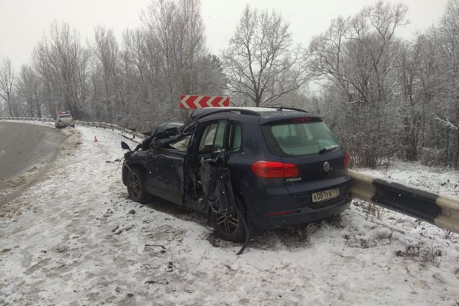 В Великолукском районе фура вылетела на встречу легковушке (ФОТО)