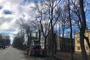 В Великих Луках очищают обочины улиц от снега и грязи (ФОТО)