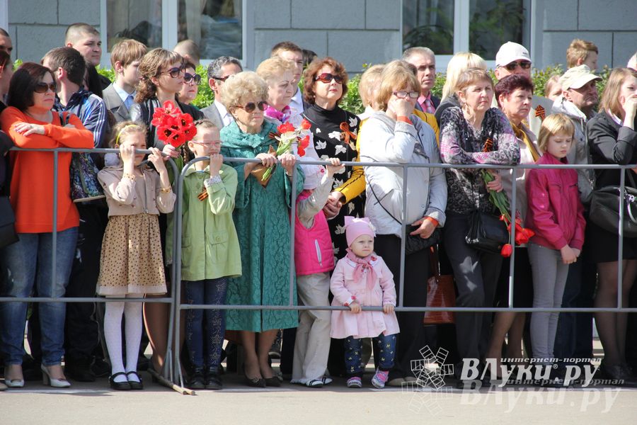 Парад Победы в Великих Луках (фото)