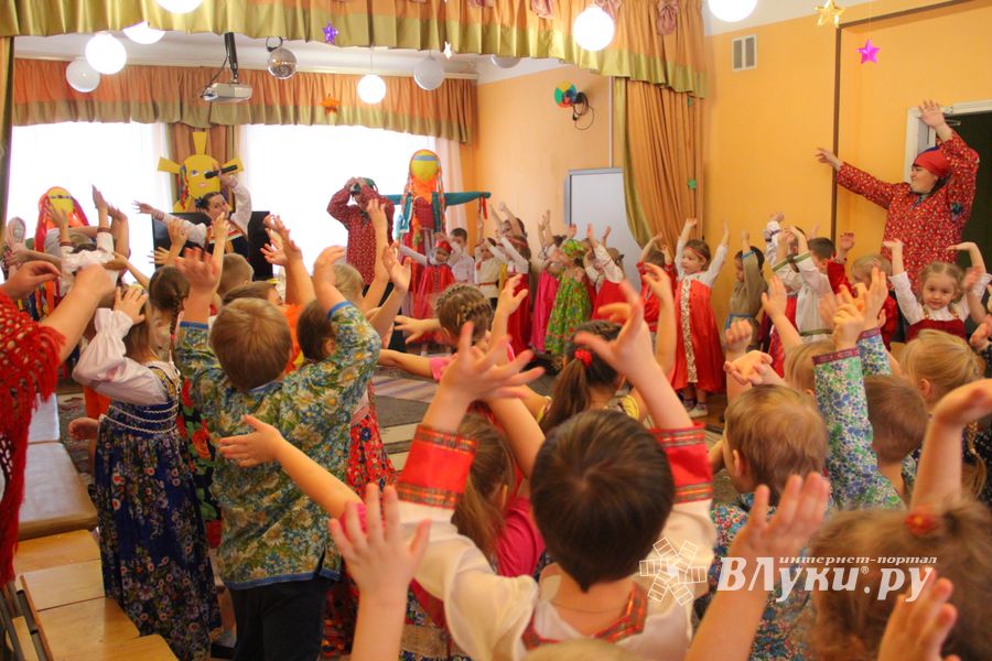 В детских садах Великих Лук отмечают Масленицу (ФОТО)