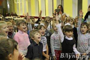 100 будущих первоклассников Великих Лук получили в подарок рюкзаки и школьные принадлежности