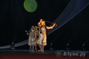 В ДК ЛК прошел музыкально-танцевальный спектакль «Босиком по млечному пути» (фото)