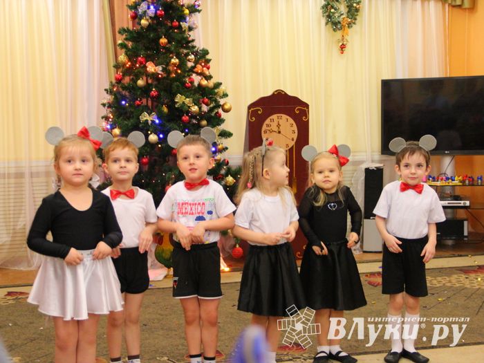 В Великие Луки пришла пора новогодних утренников (ФОТО)