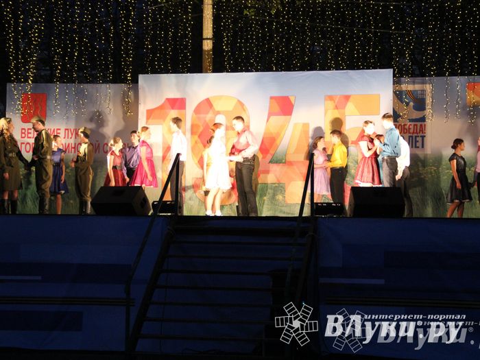 Праздничным концертом и салютом завершились празднования Дня Победы в Великих Луках (фото)