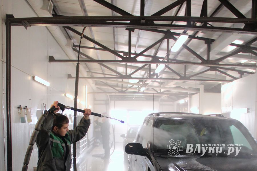 Автомойка в Великих Луках дарит подарки в День автомобилиста (ФОТО)