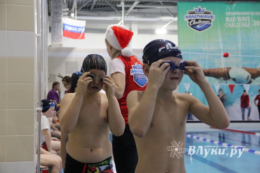 Соревнования по плаванию на призы Деда Мороза прошли в Великих Луках (ФОТО)