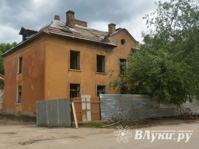 На ул. Ставского сносят очередной ветхий дом (ФОТО)