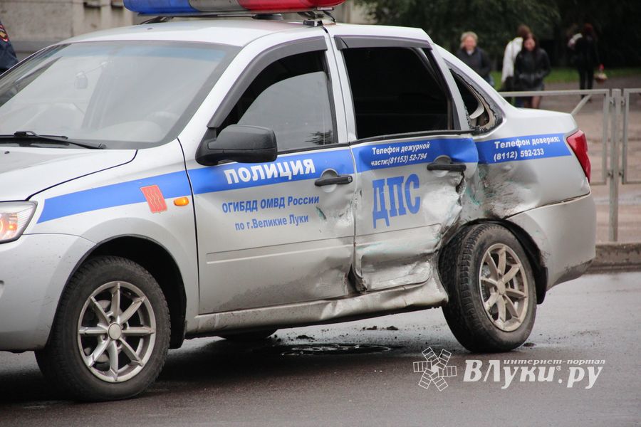 В Великих Луках произошло ДТП с участием автомобиля ДПС (ФОТО)